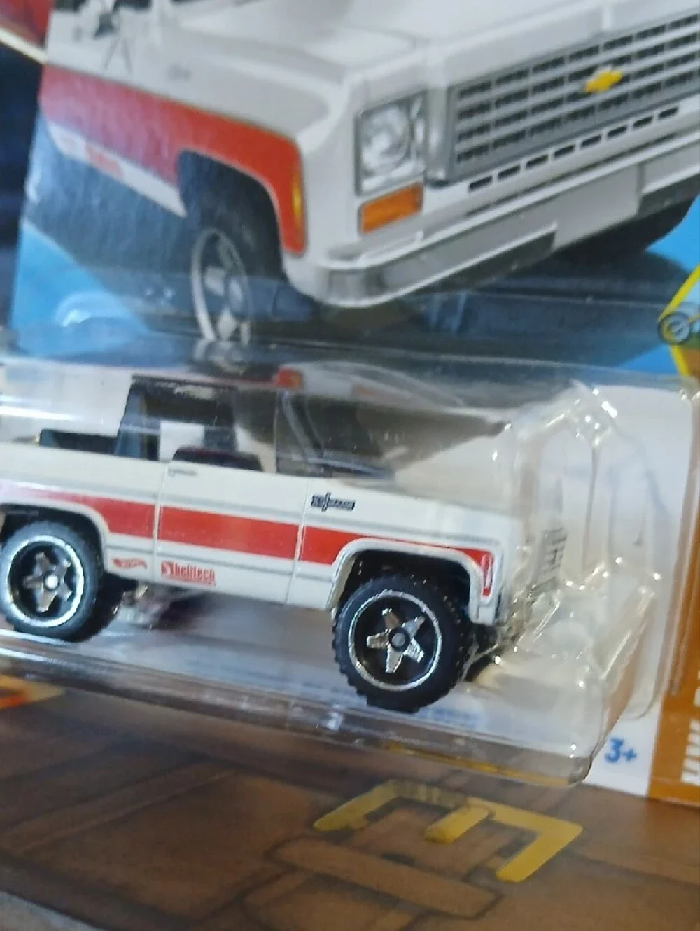 Keychain Hot Wheels '75 Chevy Blazer Custom - White with Red Stripe
